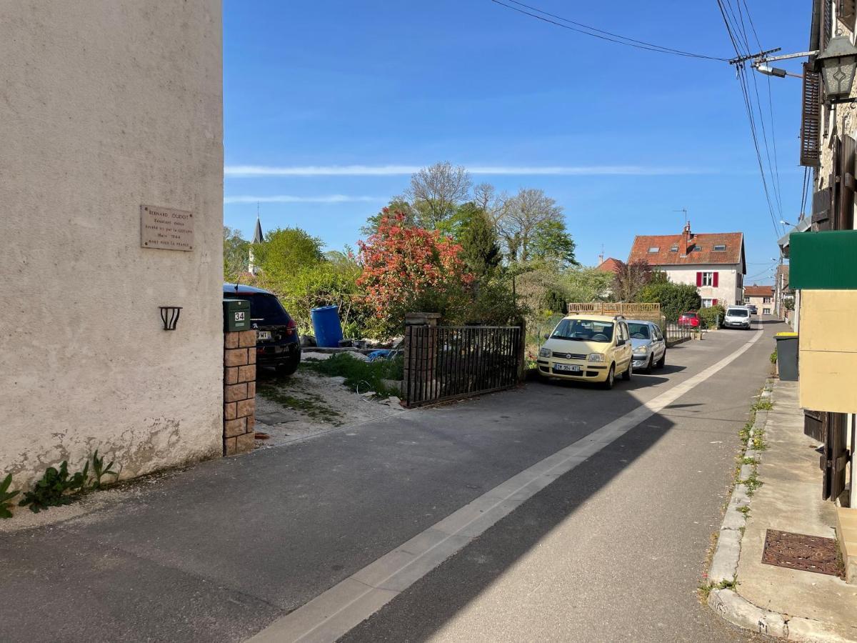 Bienvenue Chez Vous "Appartement Classe 2 Etoiles En Rdc Avec Espace Exterieur Et Parking" Dole Kültér fotó